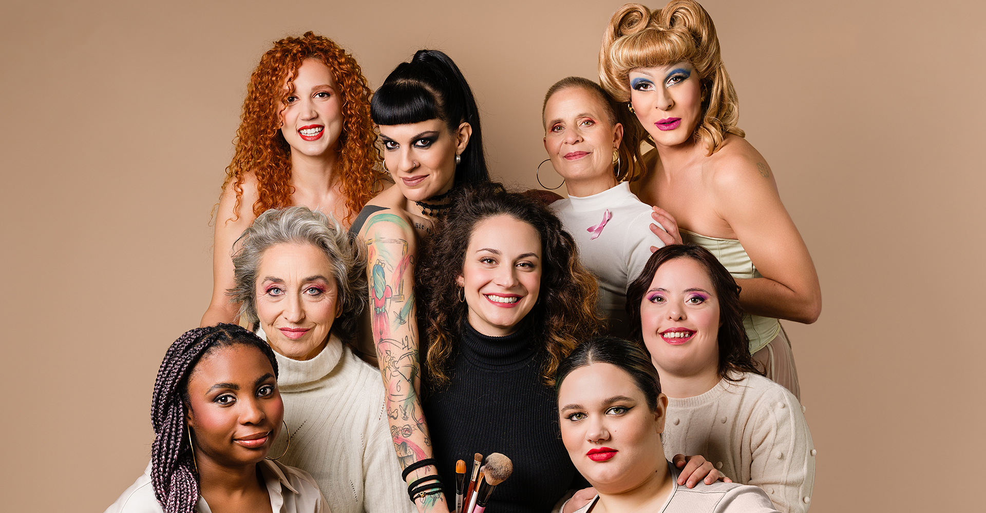 Miriam Imbrogno con un gruppo di donne dai tratti, età ed etnie diversi — il trucco celebra ogni unicità