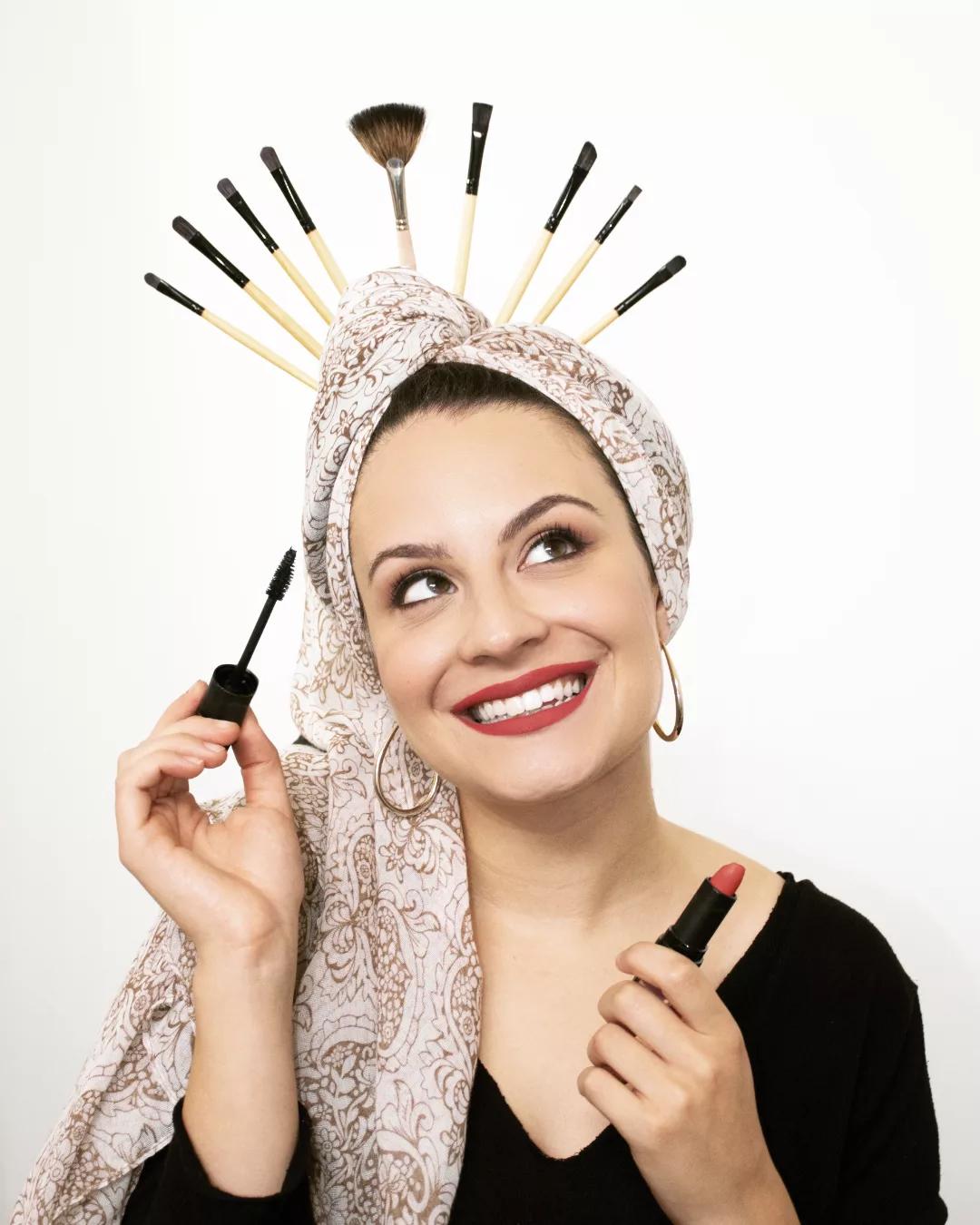 Miriam Imbrogno, make-up artist nel Salento, sorridente con pennelli, mascara e rossetto