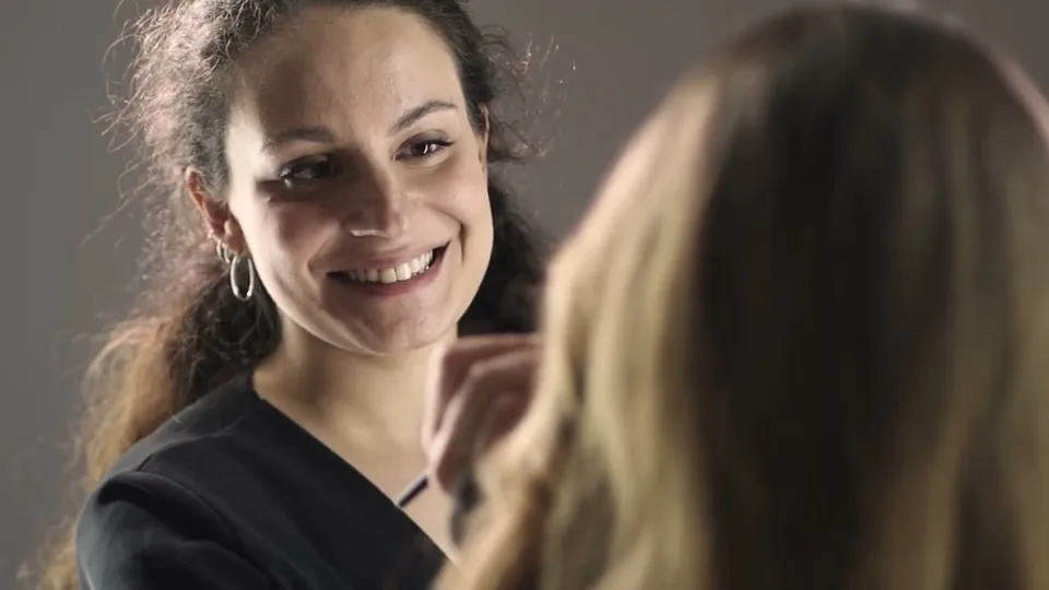 Miriam Imbrogno mentre trucca una cliente — video di presentazione