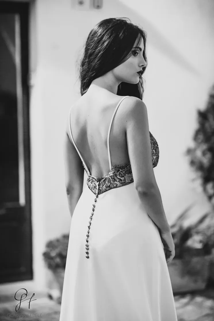 Sposa di spalle con abito dalla schiena scoperta — trucco sposa nel Salento